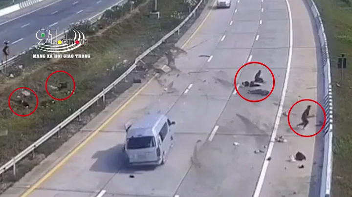 Video: Ô tô tông dải phân cách bật cửa, 7 người văng ra ngoài