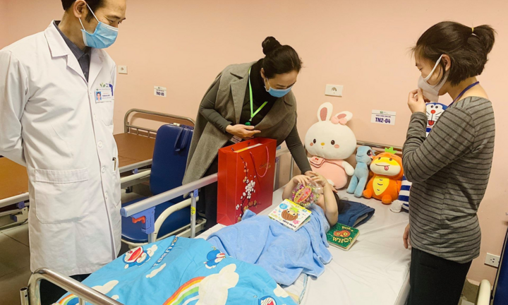 Bé gái rơi từ tầng 13 chung cư xuất viện, bố mẹ gửi lời cảm ơn y bác sĩ
