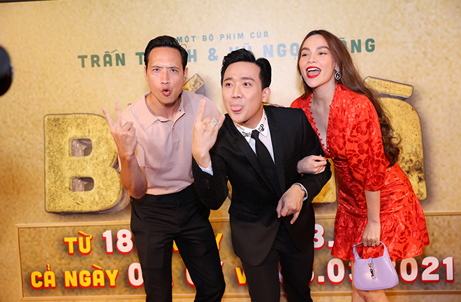 Ảnh: Hà Hồ, Kim Lý nhí nhảnh đùa giỡn với Trấn Thành