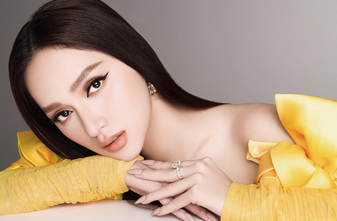 Hương Giang khoe vai trần đẹp xuất sắc 