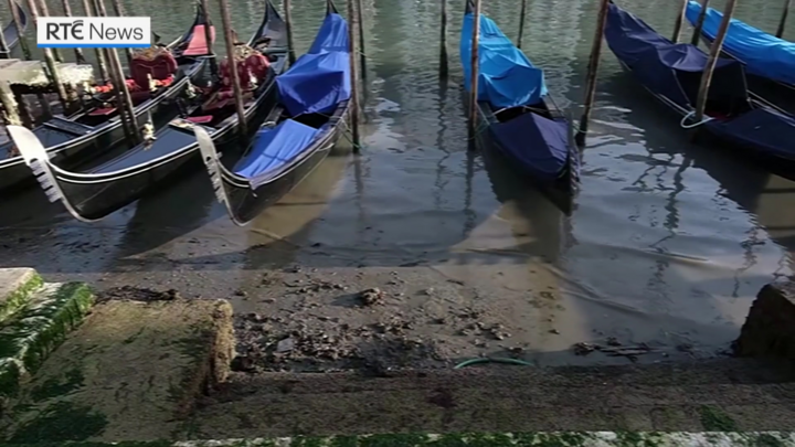 Video: Thủy triều xuống thấp, kênh đào Venice cạn trơ đáy