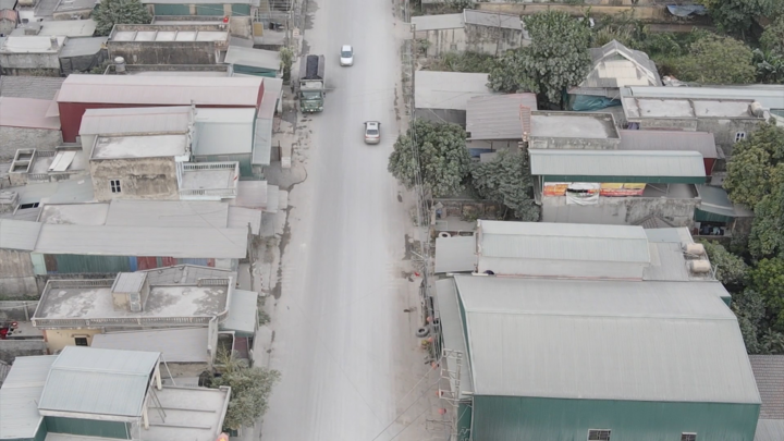 Video: Không chịu nổi cảnh sống chung với khói bụi, dân Hà Nam treo biển bán nhà