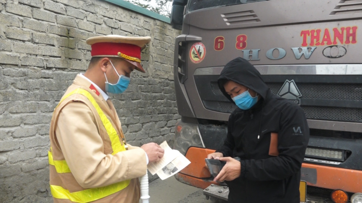 Video: CSGT xử lý xe quá khổ, quá tải gây ô nhiễm khu dân cư ở Hà Nam