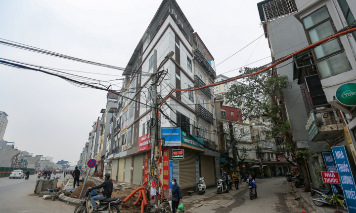 Ảnh: Nhà kỳ dị, siêu mỏng xuất hiện ven đường vành đai 2 ở Hà Nội