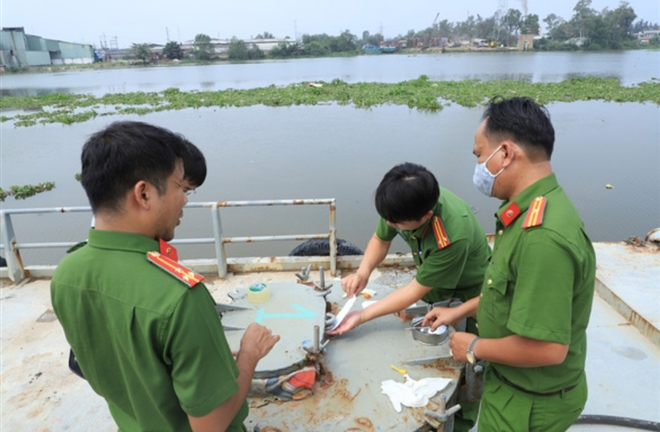 Đình chỉ chức vụ đội trưởng chống buôn lậu Hải quan nhận hối lộ