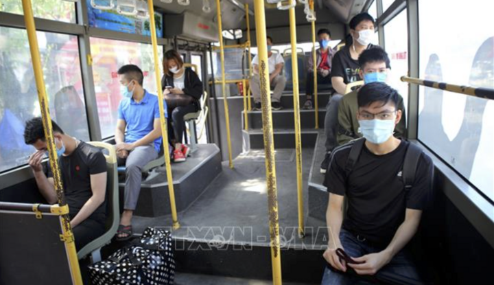 Từ 8/3, Hà Nội dừng giãn cách trên phương tiện vận tải công cộng 