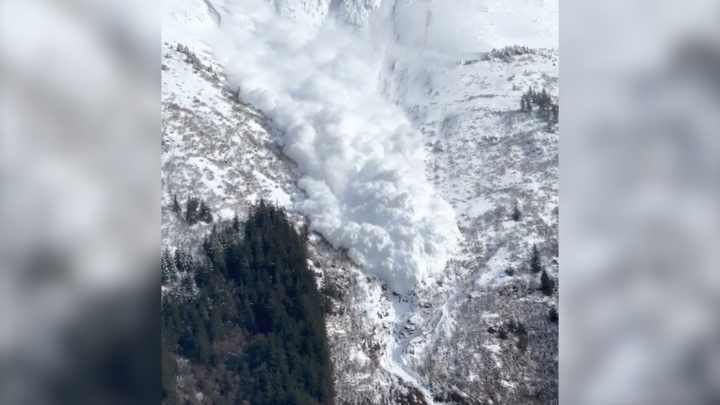 Video: Khoảnh khắc tuyết lở từ đỉnh núi ở bang Alaska 