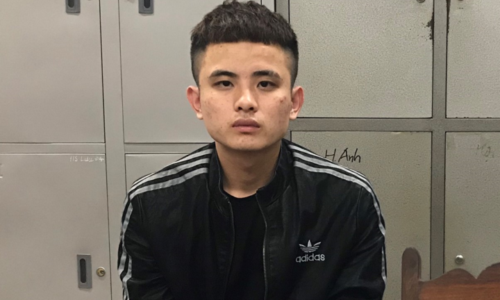 Đâm bạn gái trọng thương rồi lấy điện thoại bỏ đi