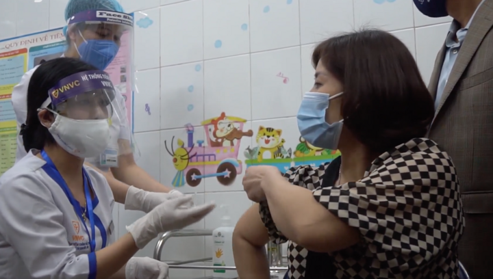 Video: Nữ nhân viên y tế đầu tiên ở Hải Dương được tiêm vaccine COVID-19