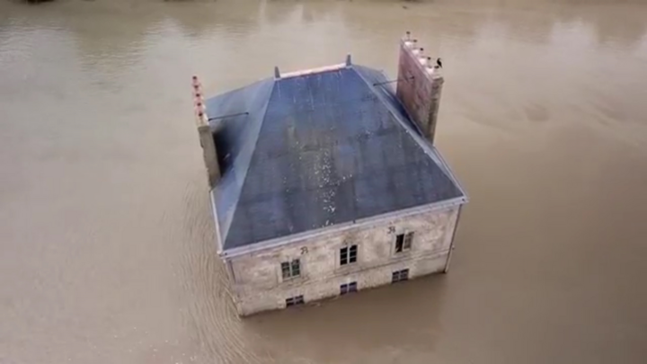 Video: Tác phẩm nghệ thuật khổng lồ đặt giữa lòng sông ở Pháp