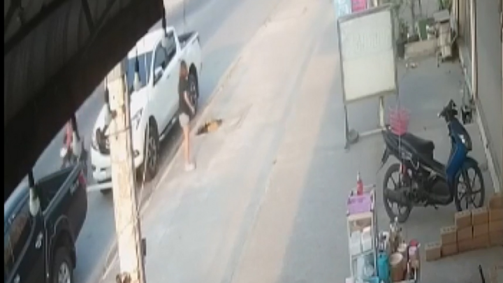 Video: Vừa bước xuống xe, người đàn ông vô tình rơi xuống cống