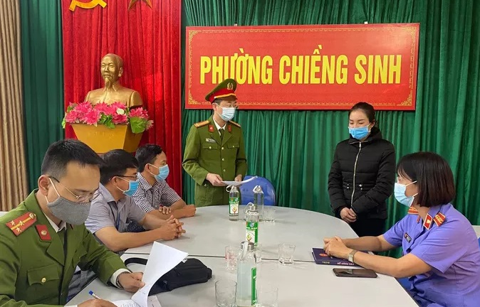 Nữ thủ quỹ làm thủ tục cho khách vay tiền rồi mang đi đánh bạc