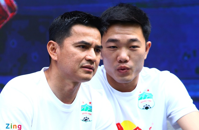 Kiatisak tìm cầu thủ bóng đá đường phố cho HAGL