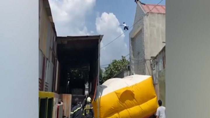 Video: Người đàn ông nghi ngáo đá nhảy từ nóc nhà xuống đất 