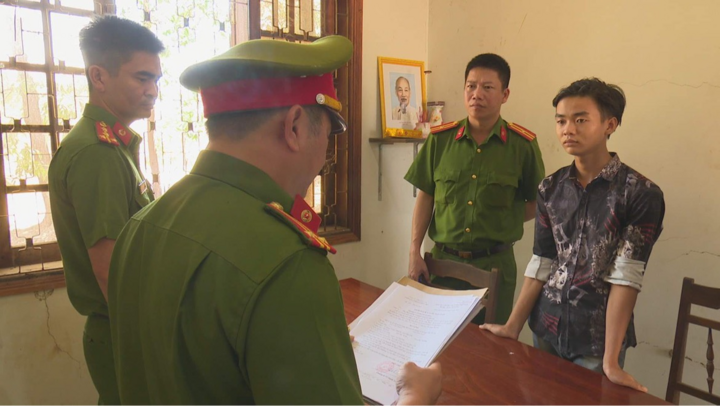 Bắt tạm giam nam thanh niên đâm 'kẻ thù' trước quán nhậu