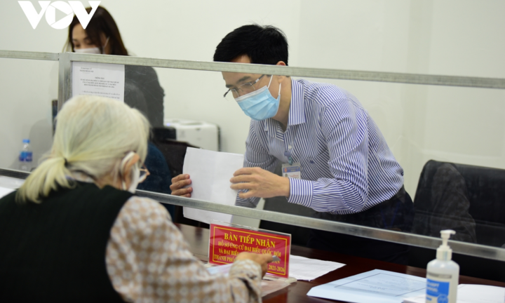 Nhiều người nhận hồ sơ tự ứng cử đại biểu Quốc hội tại Hà Nội