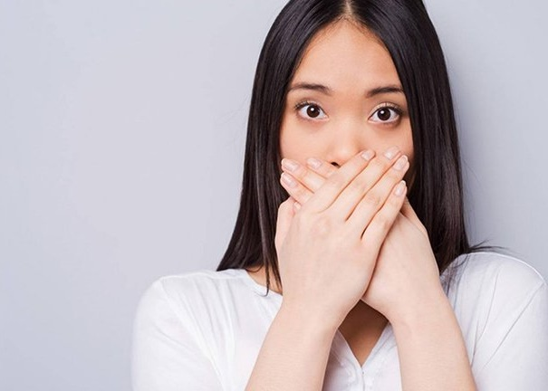 Tại sao hơi thở có mùi hôi sau khi ngủ dậy?