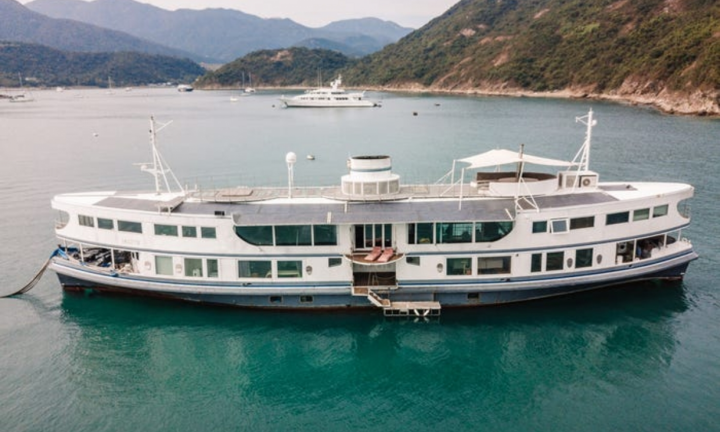Hô biến phà cũ thành du thuyền sang trọng triệu USD