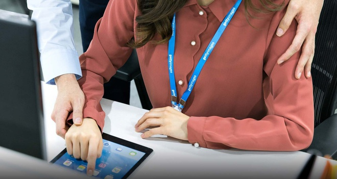 Nhắn tin tục tĩu quấy rối nữ đồng nghiệp, phải bồi thường 15 nghìn USD 