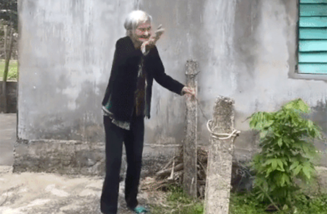 Clip mẹ già 103 tuổi tiễn con gái 80 tuổi khiến cộng đồng mạng nghẹn ngào