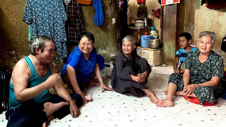 Video: Cuộc sống trong căn nhà 24 m2 của gần 30 người bán vé số ở TP.HCM