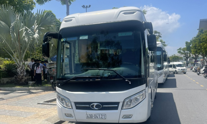 Clip: Tài xế xe khách lạng lách, đánh võng trên đường phố Đà Nẵng