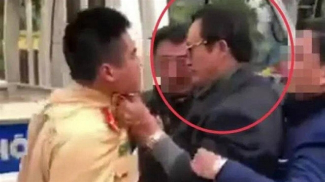 Chi cục trưởng say xỉn, túm áo CSGT ở Tuyên Quang bị kỷ luật cảnh cáo