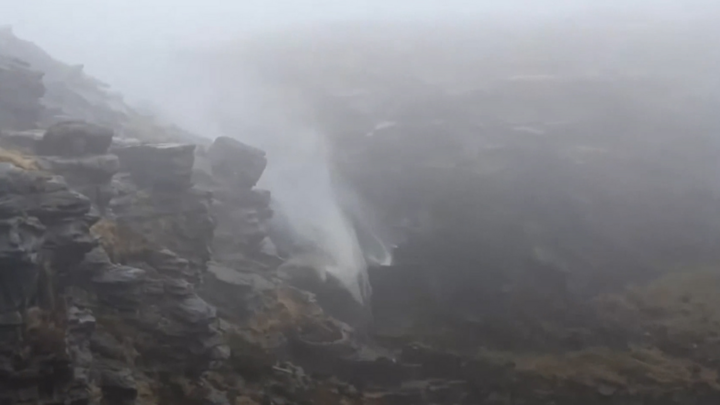 Video: Kỳ lạ thác nước chảy ngược hiếm gặp ở Anh