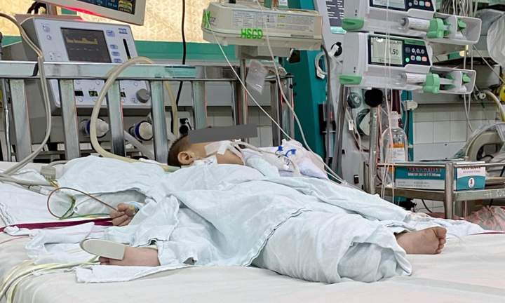 Cứu sống bé trai 13 tháng tuổi nguy kịch do uống nhầm dầu thắp đèn 