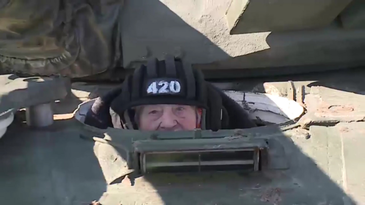 Video: 'Cụ bà thép' 99 tuổi lập kỷ lục lái xe tăng ở Nga 