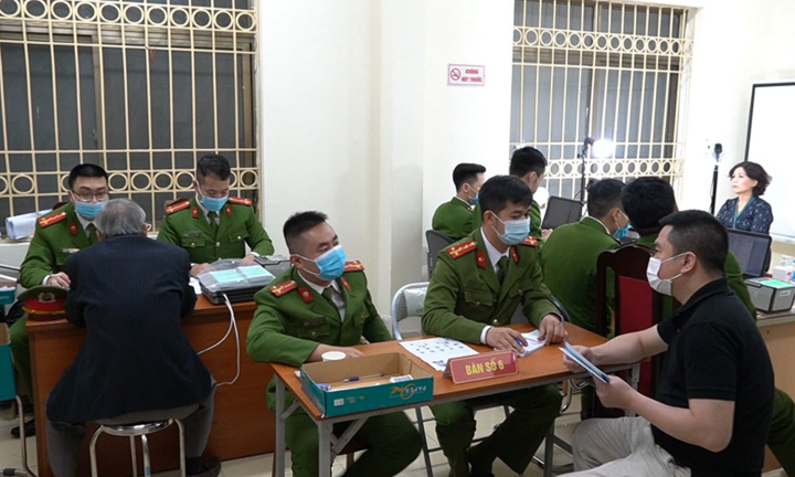 Video: Người dân ngồi chờ đến nửa đêm để làm thẻ căn cước gắn chip