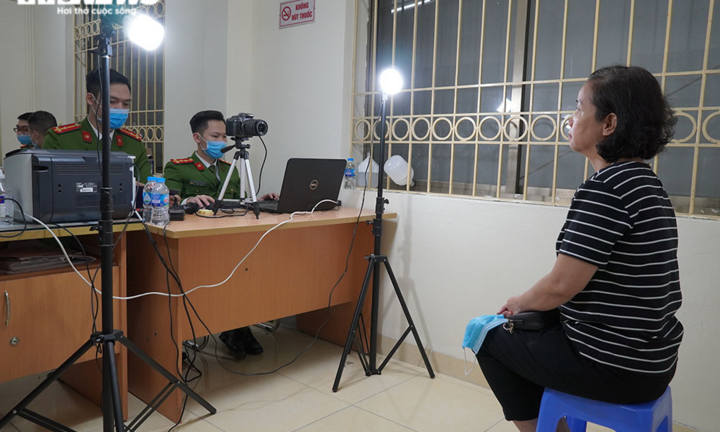 Chùm ảnh: Công an Hà Nội thức xuyên đêm làm thẻ căn cước gắn chip cho người dân