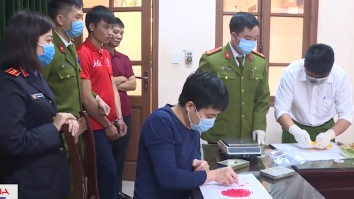 Video: Công an Thái Nguyên bắt người đàn ông mua bán 3 bánh Heroin