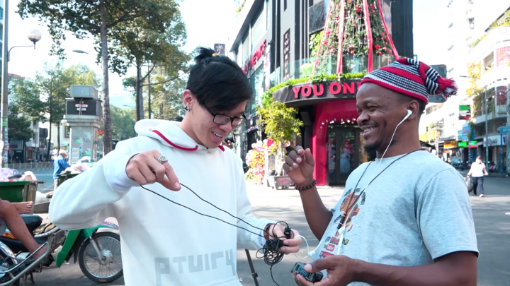 Video: Cuộc sống của chàng diễn viên Nigeria nói tiếng Việt như gió ở TP.HCM