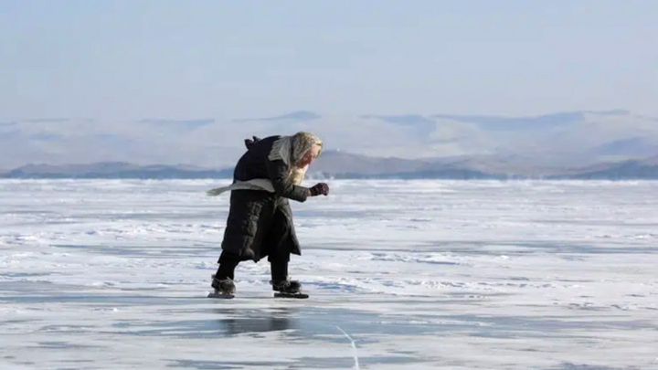 Video: Cụ bà 80 tuổi trượt băng điêu luyện trên mặt hồ Baikal