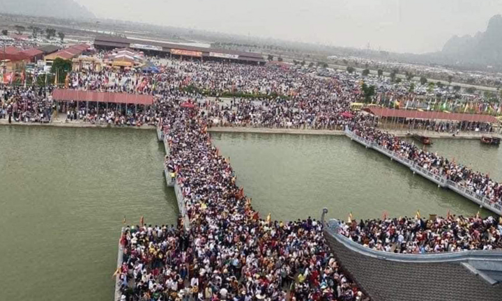 Ảnh: 'Biển người' chen chân đi lễ chùa Tam Chúc 