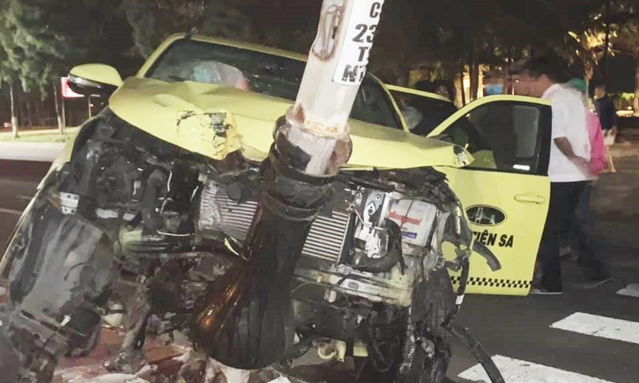  Phá cửa, giải cứu tài xế bị mắc kẹt sau khi đâm vào cột điện