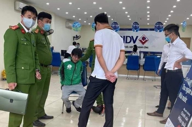 Người đàn ông mặc đồng phục Grab cầm súng khống chế nhân viên cướp ngân hàng