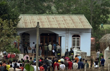 Cảnh sát xịt hơi cay, khống chế gã bác họ sát hại cháu gái