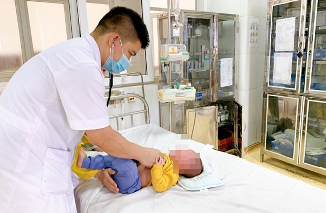 Bị người nhà rửa mũi nhầm cồn 90 độ, bé trai nhập viện khẩn cấp