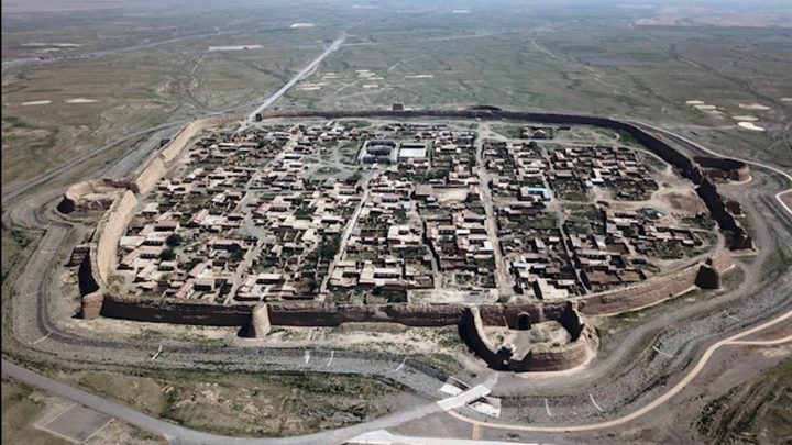 Video: Pháo đài cổ 400 năm tuổi nằm giữa sa mạc ở Trung Quốc