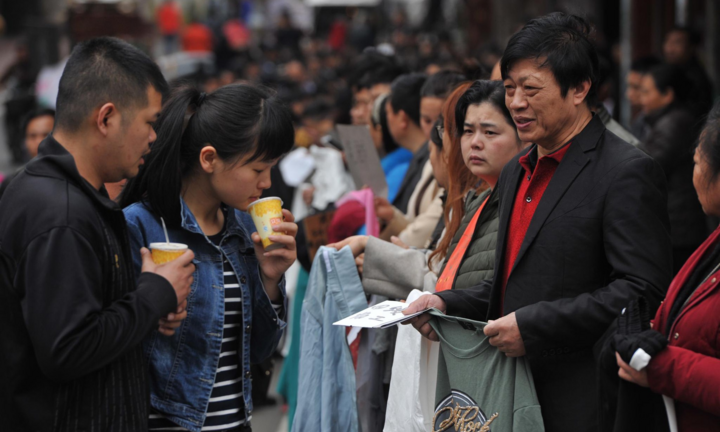 Chuyện lạ đời ở Trung Quốc: Sếp xếp hàng cho nhân viên chọn ở 'chợ người'