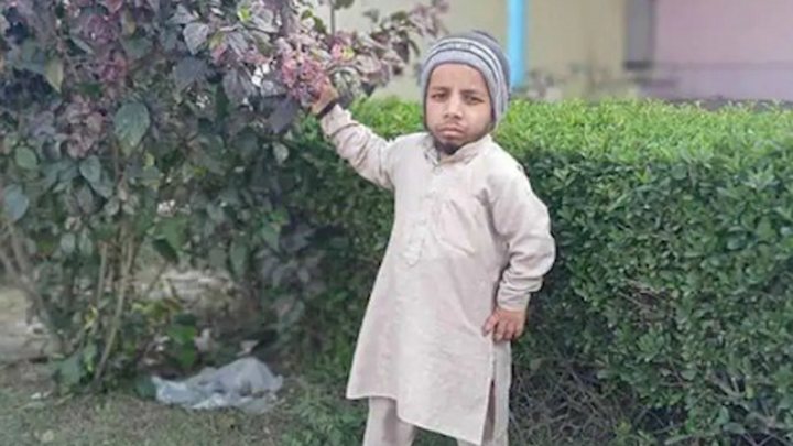 Video: Hy hữu chàng trai ế vợ vì lùn đến đồn cảnh sát nhờ mai mối