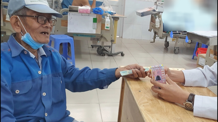 Video: Bác sĩ vừa cấp cứu, vừa bán vé số giúp bệnh nhân