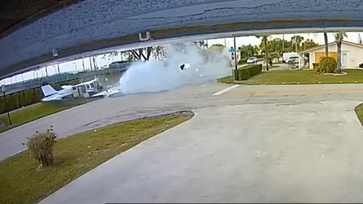 Video: Máy bay đâm trúng ô tô đang chạy, 2 người chết