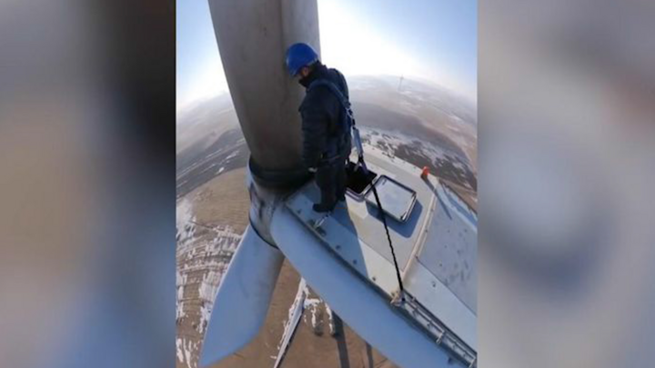Video: Treo mình trên không trung sửa chữa tuabin gió