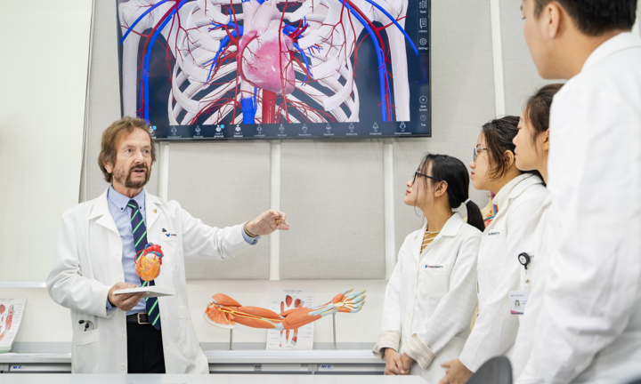 Điều dưỡng viên - 'Superman' đời thực và phần thưởng không mua được bằng tiền