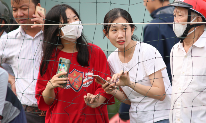 Cổ động viên Hà Tĩnh kéo đến kín sân xem Công Phượng, Văn Toàn tập luyện