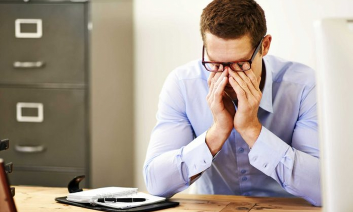 Dụi mắt, dùng tay đỡ mặt - thói quen xấu khiến da bạn xuất hiện nếp nhăn