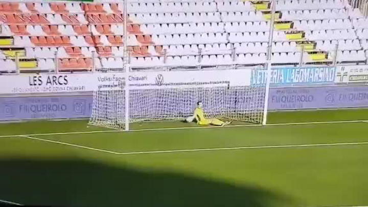 Video: Cầu thủ sút vô lê phá bóng, không ngờ thành 'siêu phẩm tuyệt đỉnh'